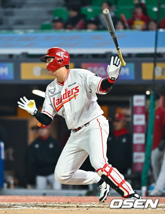 [OSEN=인천, 박준형 기자] 2일 오후 인천 SSG랜더스필드에서 2026 신한 SOL KBO리그SSG 랜더스와 키움 히어로즈의 경기가 진행됐다.이날 SSG는 최민준을, 키움은 정현우를 선발투수로 내세웠다. 3회말 2사 2,3루 SSG 고명준이 2타점 적시타를 날리고 있다.   2026.04.02 / soul1014@osen.co.kr