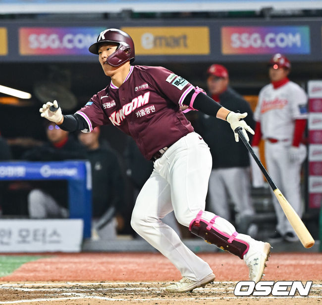 [OSEN=인천, 박준형 기자] 2일 오후 인천 SSG랜더스필드에서 2026 신한 SOL KBO리그SSG 랜더스와 키움 히어로즈의 경기가 진행됐다.이날 SSG는 최민준을, 키움은 정현우를 선발투수로 내세웠다. 7회최 무사 1,2루 키움 박찬혁이 안타를 날리고 있다.  2026.04.02 / soul1014@osen.co.kr