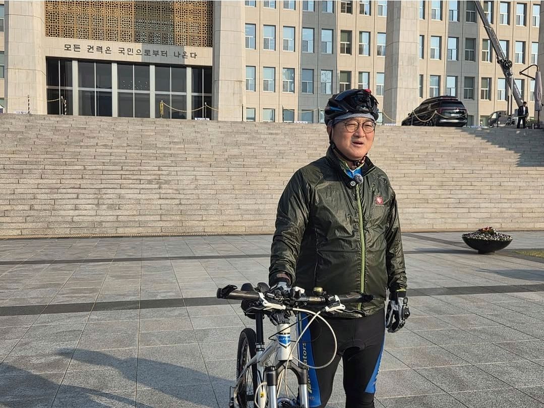 우원식 국회의장이 2일 오전 서울 여의도 국회에서 자전거를 타고 출근하고 있다. 사진 인스타그램