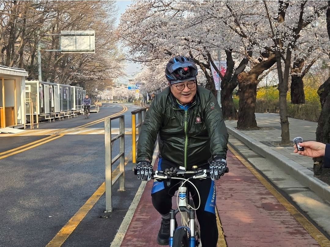 우원식 국회의장이 2일 오전 서울 여의도 국회에서 자전거를 타고 출근하고 있다. 사진 인스타그램