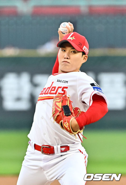 [OSEN=인천, 박준형 기자] 2일 오후 인천 SSG랜더스필드에서 2026 신한 SOL KBO리그SSG 랜더스와 키움 히어로즈의 경기가 진행됐다.이날 SSG는 최민준을, 키움은 정현우를 선발투수로 내세웠다. 1회초 SSG 선발투수 최민준이 역투하고 있다.  2026.04.02 / soul1014@osen.co.kr