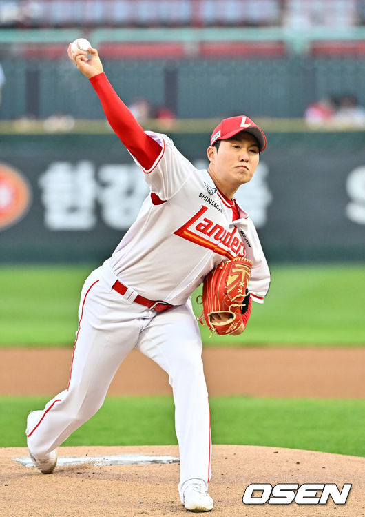 [OSEN=인천, 박준형 기자] 2일 오후 인천 SSG랜더스필드에서 2026 신한 SOL KBO리그SSG 랜더스와 키움 히어로즈의 경기가 진행됐다.이날 SSG는 최민준을, 키움은 정현우를 선발투수로 내세웠다. 1회초 SSG 선발투수 최민준이 역투하고 있다.  2026.04.02 / soul1014@osen.co.kr