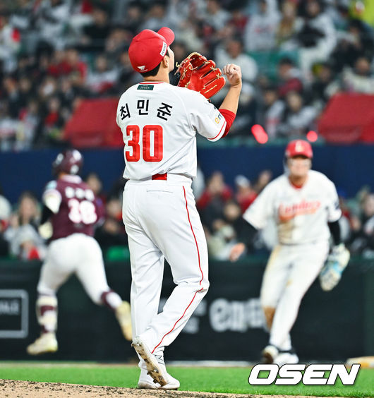 [OSEN=인천, 박준형 기자] 2일 오후 인천 SSG랜더스필드에서 2026 신한 SOL KBO리그SSG 랜더스와 키움 히어로즈의 경기가 진행됐다.이날 SSG는 최민준을, 키움은 정현우를 선발투수로 내세웠다. 5회초 1사 1,2루 키움 최재영을 병살아웃 잡은 SSG 최민준 투수가 박수를 치며 기뻐하고 있다 .  2026.04.02 / soul1014@osen.co.kr