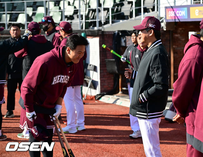 [OSEN=인천, 박준형 기자] 2일 오후 인천 SSG랜더스필드에서 2026 신한 SOL KBO리그SSG 랜더스와 키움 히어로즈의 경기가 진행됐다.이날 SSG는 최민준을, 키움은 정현우를 선발투수로 내세웠다. 경기에 앞서 키움 김건희가 설종진 감독에게 인사를 하고 있다.    2026.04.02 / soul1014@osen.co.kr