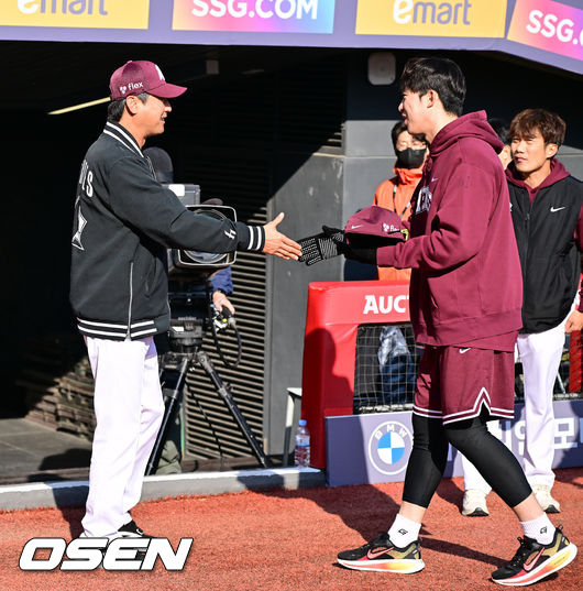 [OSEN=인천, 박준형 기자] 2일 오후 인천 SSG랜더스필드에서 2026 신한 SOL KBO리그SSG 랜더스와 키움 히어로즈의 경기가 진행됐다.이날 SSG는 최민준을, 키움은 정현우를 선발투수로 내세웠다. 경기에 앞서 키움 설종진 감독이 전날 5이닝 무실점 승리투수가 된 배동현과 악수를 나누고 있다.     2026.04.02 / soul1014@osen.co.kr