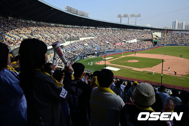 [OSEN=잠실, 지형준 기자] 28일 서울 잠실야구장에서 2026 신한 SOL KBO리그 개막전 LG 트윈스와 KT 위즈의 경기가 열렸다. 이날 LG는 요니 치리노스, KT는 맷 사우어를 선발로 내세웠다.야구팬들이 열띤 응원을 선보이고 있다. 2026.03.28/ jpnews@osen.co.kr
