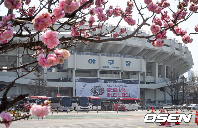 [OSEN=잠실, 조은정 기자] 2일 서울 잠실야구장에서 2026 신한 SOL KBO리그 LG 트윈스와 KIA 타이거즈즈의 경기가 열린다. 이날 LG는 웰스, KIA는 김태형을 선발로 내세웠다. 이날 경기 전 야구장 모습. 2026.04.02 /cej@osen.co.kr