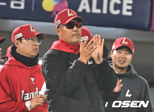 [OSEN=부산, 이석우 기자] 3일 부산 사직야구장에서 2026 신한 SOL KBO 리그 롯데 자이언츠와 SSG 랜더스의 경기가 열렸다. 홈팀 롯데는 로드리게스가, 방문팀 SSG는 화이트가 선발 출전했다.SSG 랜더스 이숭용 감독이 17-2 대승을 올리고 선수들을 격려하고 있다. 2026.04.03 / foto0307@osen.co.kr