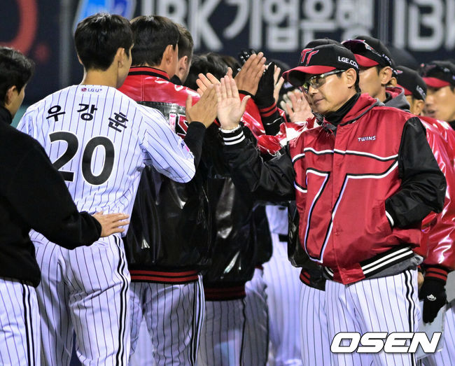 [OSEN=잠실, 조은정 기자] 프로야구 LG 트윈스가KIA 타이거즈에 위닝에 성공했다.LG 2일 잠실구장에서 열린 2026 KBO리그 KIA와 경기에서 2-1로 승리했다. 1승 1패를 주고받고 3연전 마지막 경기에서 승리했다. 이로써 LG는 개막 3연패 이후 2연승을 기록했다. KIA는 1승 4패가 됐다.LG 염경엽 감독이 우강훈과 승리를 기뻐하고 있다. 2026.04.02 /cej@osen.co.kr