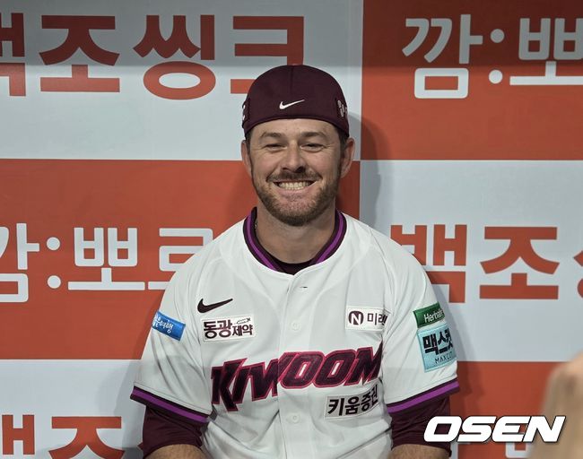 [OSEN=고척, 한용섭 기자]프로야구 키움 히어로즈 외국인 타자 브룩스가 3일 고척 스카이돔에서 열린 LG 트윈스와 경기에서 4타수 4안타 맹활약을 하고 취재진과 인터뷰를 하고 있다. /orange@osen.co.kr