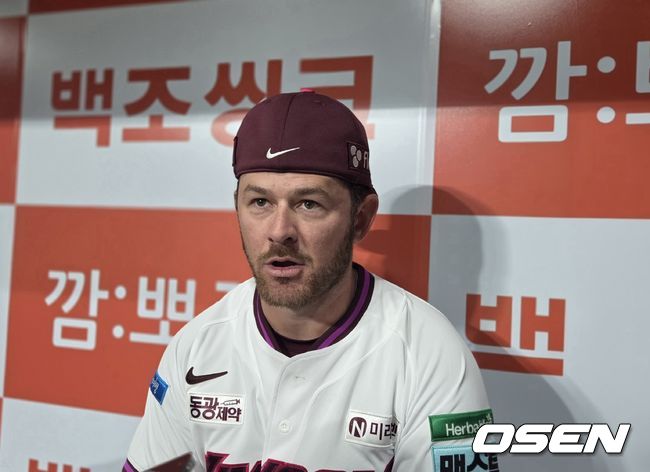 [OSEN=고척, 한용섭 기자]프로야구 키움 히어로즈 외국인 타자 브룩스가 3일 고척 스카이돔에서 열린 LG 트윈스와 경기에서 4타수 4안타 맹활약을 하고 취재진과 인터뷰를 하고 있다. /orange@osen.co.kr