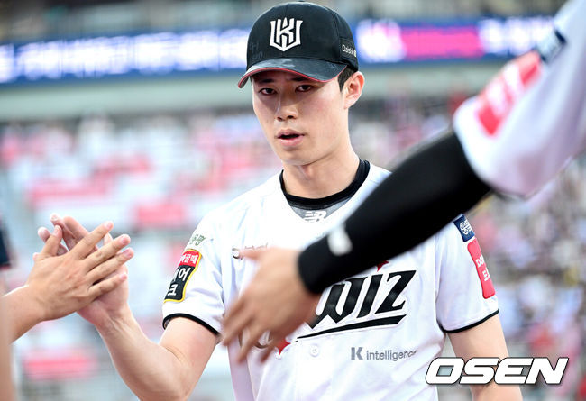 [OSEN=수원, 최규한 기자] 1일 수원 KT위즈파크에서 ‘2025 신한 SOL Bank KBO리그’ KT 위즈와 KIA 타이거즈의 경기가 열렸다.홈팀 KT는 조이현, 방문팀 KIA는 애덤 올러를 선발로 내세웠다.6회초 KIA 공격을 무실점으로 막아낸 KT 투수 원상현이 더그아웃으로 향하며 동료들과 인사를 나누고 있다. 2025.06.01 / dreamer@osen.co.kr