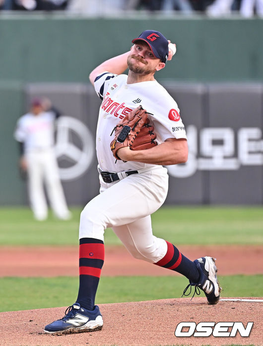 [OSEN=부산, 이석우 기자] 4일 부산 사직야구장에서 2026 신한 SOL KBO 리그 롯데 자이언츠와 SSG 랜더스의 경기가 열렸다. 홈팀 롯데는 비슬리가, 방문팀 SSG는 김건우가 선발 출전했다.롯데 자이언츠 선발 투수 비슬리가 역투하고 있다. 2026.04.04 / foto0307@osen.co.kr