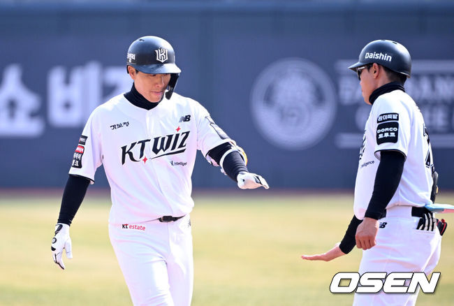 [OSEN=수원, 이대선 기자] 23일 경기도 수원 KT위즈파크에서 ‘2026 신한 SOL KBO리그’ 시범경기 KT 위즈와 두산 베어스의 경기가 열렸다.시범경기는오는 24일까지 각 팀당 12경기씩 총 60경기가 펼쳐진다.5회말 2사 1,2루에서 KT 오윤석이 좌전 적시타를 치고 환호하고 있다. 2026.03.23 / sunday@osen.co.kr