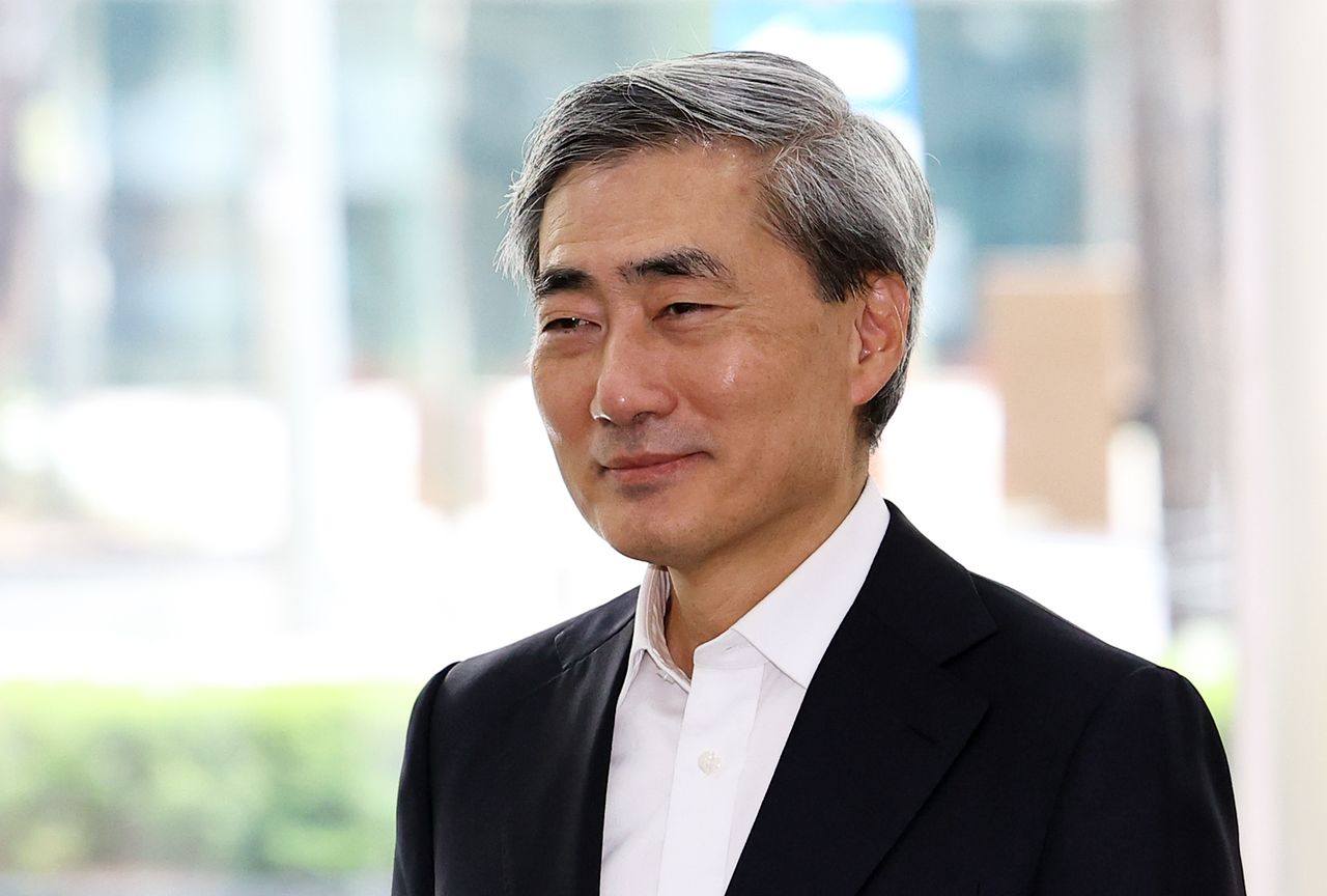 신현송 한국은행 총재 후보자가 1일 서울 중구 한화금융플라자에 차려진 인사 청문회 준비 사무실로 출근하고 있다. 뉴시스