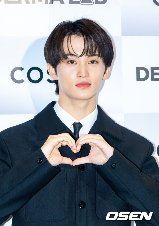 [OSEN=박준형 기자] 24일 오후 서울 성동구 스테이지35 성수에서 한 브랜드 팝업스토어 오픈 기념 포토콜 행사가 진행됐다.이날 행사에는 NCT 마크가 참석했다.NCT 마크가 포즈를 취하고 있다.  2025.11.24  / soul1014@osen.co.kr