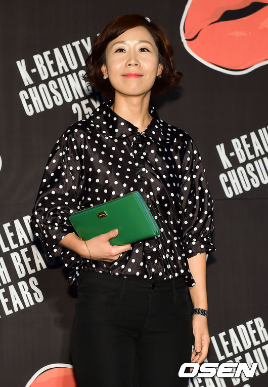 [OSEN=정송이 기자] 크리에이티브 디렉터 조성아 뷰티 업력 25주년을 맞이해 24일 오후 서울 강남구 언주로 플래툰 쿤스트할레에서 기념파티가 열렸다. 이 날 행사에 참석한 정선희가 포토타임을 갖고 있다.트렌드 메이크업 아티스트로 뷰티 업계에 첫 발을 내딘 조성아는 1991년 하우스 살롱 '조성아 뷰티 폼'을 오픈했다. 한편, 조성아는 2012년 모든 여성들의 마음속에 있는 22살의 생기와 기억을 되살려 준다는 의미를 담고 있는 뷰티 브랜드 '조성아 22'를 론칭했으며 케이뷰티의 리더로서 조성아 뷰티 철학을 전 세계로 알리고 있다. /ouxou@osen.co.kr