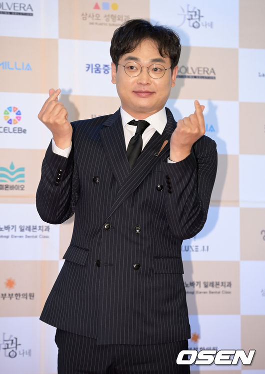 [OSEN=조은정 기자] 11일 오후 서울 강남구 서울 엘리에나 호텔에서 제9회 대한민국을 빛낸 10인대상 포토월 행사가 열렸다.코미디언 박영진이 포즈를 취하고 있다. 2021.11.11 /cej@osen.co.kr