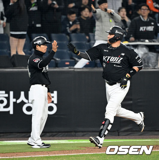 [OSEN=대전, 이대선 기자] 2일 대전 한화생명볼파크에서 2026 신한 SOL KBO리그 한화 이글스와 KT 위즈의 경기가 열렸다.이날 한화는 문동주, KT는 오원석을 선발로 내세웠다.7회초 2사 1루에서 KT 장성우가 좌중월 투런 홈런을 치고 환호하고 있다. 2026.04.02 /sunday@osen.co.kr