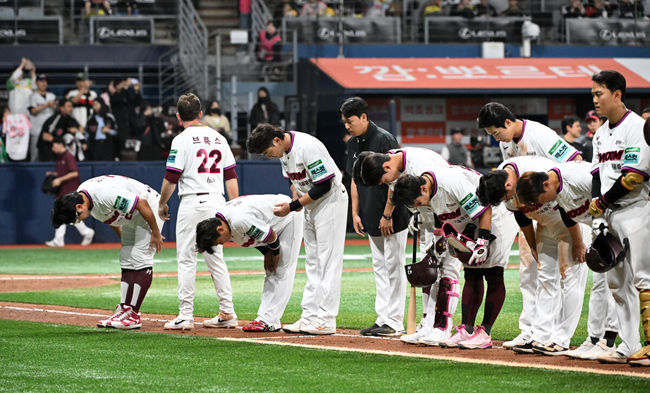 [OSEN=고척, 이대선 기자] 5일 서울 고척스카이돔에서 2026 신한 SOL KBO리그 키움 히어로즈와 LG 트윈스의 경기가 열렸다.이날 키움은 와일스, LG는 톨허스트를 선발로 내세웠다.경기 종료 후 키움 선수들이 관중석을 향해 인사를 하고 있다. 2026.04.05 /sunday@osen.co.kr