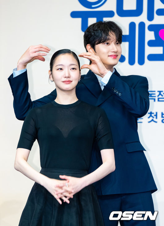 [OSEN=박준형 기자] 7일 오후 서울 신도림 더링크 호텔에서 티빙 오리지널 '유미의 세포들' 시즌3 제작발표회가 진행됐다.배우 김고은과 김재원이 출연하는 ‘유미의 세포들'은 스타작가가 된 유미의 무자극 일상 속 날벼락처럼 찾아온 뜻밖의 인물로 인해 다시 한번 웃고 울고 사랑에 빠지는 세포 자극 공감 로맨스를 그렸다. 오는 13일 공개.배우 김고은과 김재원이 포즈를 취하고 있다.    2026.04.07 / soul1014@osen.co.kr