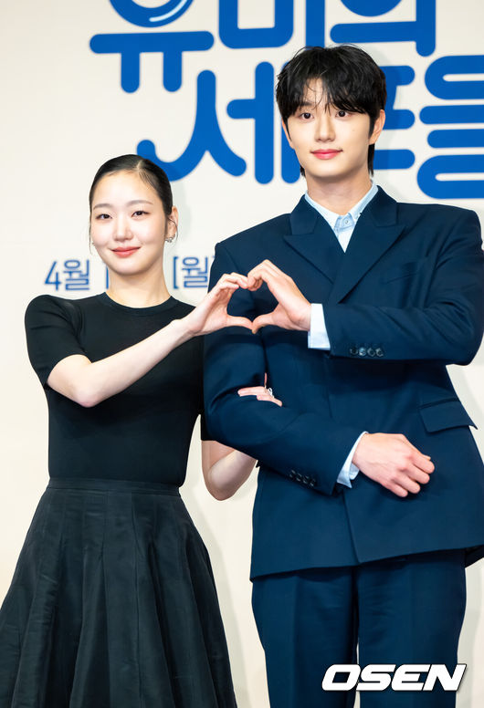 [OSEN=박준형 기자] 7일 오후 서울 신도림 더링크 호텔에서 티빙 오리지널 '유미의 세포들' 시즌3 제작발표회가 진행됐다.배우 김고은과 김재원이 출연하는 ‘유미의 세포들'은 스타작가가 된 유미의 무자극 일상 속 날벼락처럼 찾아온 뜻밖의 인물로 인해 다시 한번 웃고 울고 사랑에 빠지는 세포 자극 공감 로맨스를 그렸다. 오는 13일 공개.배우 김고은과 김재원이 포즈를 취하고 있다.  2026.04.07 / soul1014@osen.co.kr