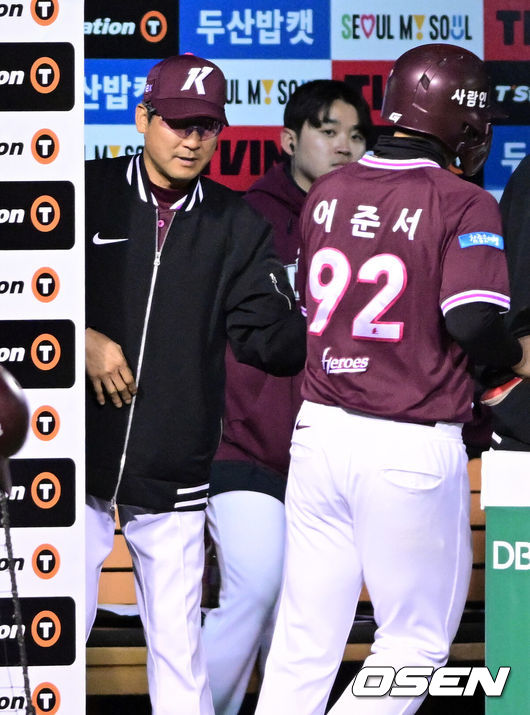 [OSEN=잠실, 조은정 기자]7일 서울 잠실야구장에서 '2026 신한 SOL Bank KBO리그' 키움 히어로즈와 두산 베어스의 경기가 열렸다.이날 두산은 최승용, 키움은 배동현을 선발로 내세웠다.7회초 무사 만루에서 키움 어준서가 이주형의 땅볼에 득점을 올린 뒤 설종진 감독의 환영을 받고 있다. 2026.04.07 /cej@osen.co.kr