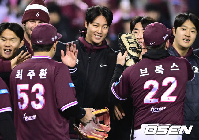 [OSEN=잠실, 조은정 기자]키움이 두산을 제물로 연패를 끊어냈다.프로야구 키움 히어로즈는 7일 서울 잠실구장에서 열린 2026 신한 SOL KBO리그 두산 베어스와의 시즌 첫 맞대결에서 5-2로 승리했다.키움 안우진이 승리를 기뻐하고 있다. 2026.04.07 /cej@osen.co.kr