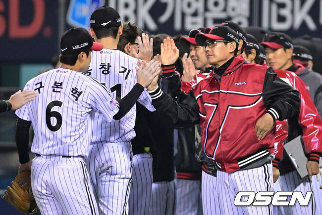 [OSEN=잠실, 조은정 기자] 프로야구 LG 트윈스가2일 잠실구장에서 열린 2026 KBO리그 KIA 타이거즈와 경기에서 2-1로 승리했다. LG 염경엽 감독이 구본혁과 승리를 기뻐하고 있다. 2026.04.02 /cej@osen.co.kr