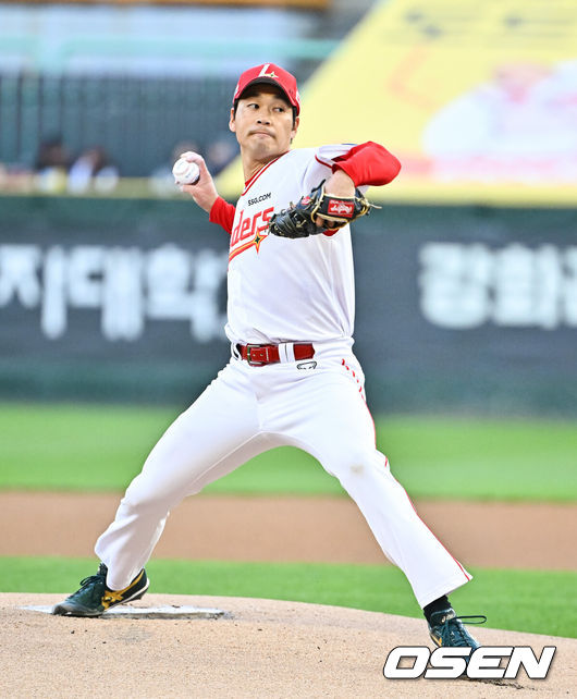 [OSEN=인천, 박준형 기자] 7일 오후 인천 SSG랜더스필드에서 ‘2026 신한 SOL Bank KBO리그'SSG 랜더스와 한화 이글스의 경기가 진행됐다.이날 SSG는 타케다를, 한화는 류현진을 선발투수로 내세웠다.1회초 SSG 선발투수 타케다가 역투하고 있다.   2026.04.07 / soul1014@osen.co.kr