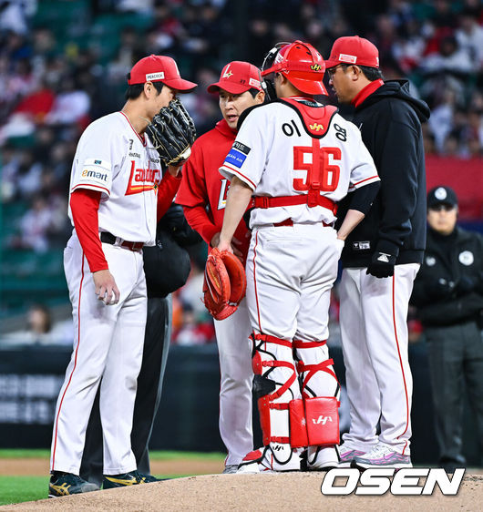 [OSEN=인천, 박준형 기자] 7일 오후 인천 SSG랜더스필드에서 ‘2026 신한 SOL Bank KBO리그'SSG 랜더스와 한화 이글스의 경기가 진행됐다.이날 SSG는 타케다를, 한화는 류현진을 선발투수로 내세웠다.3회초 무사 만루 SSG 선발투수 타케다가 경헌호 투수 코치와 이야기를 나누고 있다.       2026.04.07 / soul1014@osen.co.kr