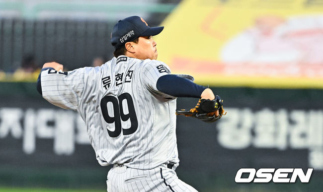 [OSEN=인천, 박준형 기자] 7일 오후 인천 SSG랜더스필드에서 ‘2026 신한 SOL Bank KBO리그'SSG 랜더스와 한화 이글스의 경기가 진행됐다.이날 SSG는 타케다를, 한화는 류현진을 선발투수로 내세웠다.2회말 한화 선발투수 류현진이 역투하고 있다.    2026.04.07 / soul1014@osen.co.kr