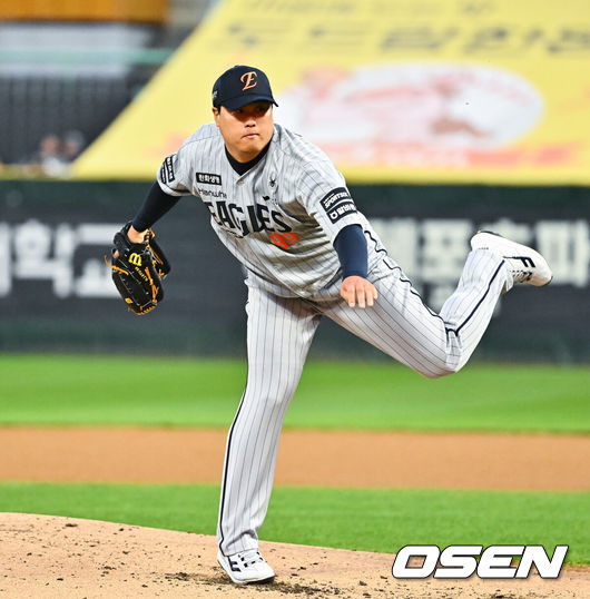 [OSEN=인천, 박준형 기자] 7일 오후 인천 SSG랜더스필드에서 ‘2026 신한 SOL Bank KBO리그'SSG 랜더스와 한화 이글스의 경기가 진행됐다.이날 SSG는 타케다를, 한화는 류현진을 선발투수로 내세웠다.2회말 한화 선발투수 류현진이 역투하고 있다.    2026.04.07 / soul1014@osen.co.kr
