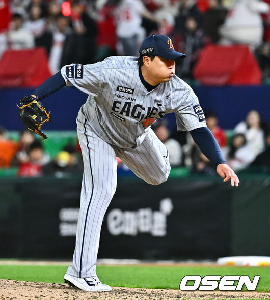 [OSEN=인천, 박준형 기자] 7일 오후 인천 SSG랜더스필드에서 ‘2026 신한 SOL Bank KBO리그'SSG 랜더스와 한화 이글스의 경기가 진행됐다.이날 SSG는 타케다를, 한화는 류현진을 선발투수로 내세웠다.6회말 한화 선발투수 류현진이 역투하고 있다.  2026.04.07 / soul1014@osen.co.kr