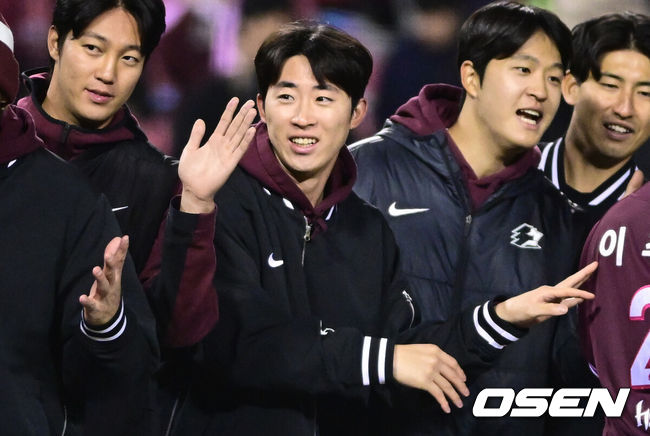 [OSEN=잠실, 조은정 기자]키움이 두산을 제물로 연패를 끊어냈다.프로야구 키움 히어로즈는 7일 서울 잠실구장에서 열린 2026 신한 SOL KBO리그 두산 베어스와의 시즌 첫 맞대결에서 5-2로 승리했다.키움 배동현이 승리를 기뻐하고 있다. 2026.04.07 /cej@osen.co.kr