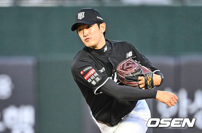 [OSEN=부산, 이석우 기자] 7일 부산 사직야구장에서 2026 신한 SOL KBO 리그 롯데 자이언츠와 KT 위즈의 경기가 열렸다. 홈팀 롯데는 나균안이, 방문팀 KT는 고영표가 선발 출전했다.KT 위즈 선발 투수 고영표가 역투하고 있다. 2026.04.07 / foto0307@osen.co.kr