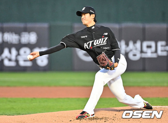 [OSEN=부산, 이석우 기자] 7일 부산 사직야구장에서 2026 신한 SOL KBO 리그 롯데 자이언츠와 KT 위즈의 경기가 열렸다. 홈팀 롯데는 나균안이, 방문팀 KT는 고영표가 선발 출전했다.KT 위즈 선발 투수 고영표가 역투하고 있다. 2026.04.07 / foto0307@osen.co.kr