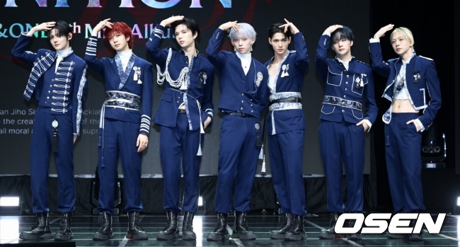 [OSEN=조은정 기자]그룹 앰퍼샌드원(AMPERS&ONE)의 미니 4집 ‘DEFINITION’(데피니션) 발매 기념 쇼케이스가 8일 서울 용산구 스카이아트홀 노들섬 라이브하우스에서 열렸다.  미니 4집 ‘DEFINITION’은 그룹의 현재를 돌아보고, 앞으로 나아갈 방향을 정의해 나가는 과정을 그린 앨범이다. 앰퍼샌드원은 이번 앨범을 통해 콘셉트, 음악, 퍼포먼스의 완벽한 조합을 선보이며 그들만의 독보적인 색깔을 확실히 각인시킬 전망이다.  앰퍼샌드원이 포즈를 취하고 있다. 2026.04.08 /cej@osen.co.kr