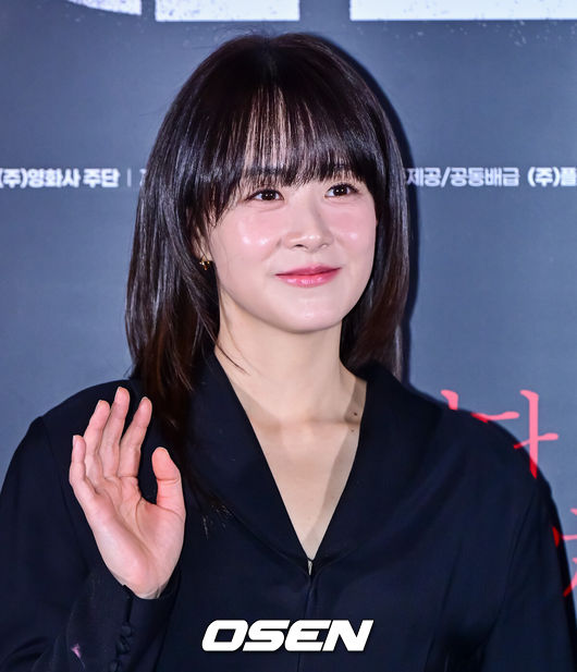 [OSEN=지형준 기자] 13일 오후 서울 성동구 성수동1가 메가박스 성수점에서 영화 '주차금지' 언론시사회가 열렸다.'주차금지'는 주차로 시작된 사소한 시비가 최악의 상황으로 치닫으며 벌어지는 생활 밀착형 스릴러. 이번 '주차금지'에서 기대를 모으고 있는 포인트는 바로 연기파 배우들의 캐스팅으로, 배우 류현경부터 김뢰하, 그리고 떠오르는 충무로 기대주 차선우까지 참여했다.배우 류현경이 포토타임을 하고 있다. 2025.05.13 /jpnews@osen.co.kr