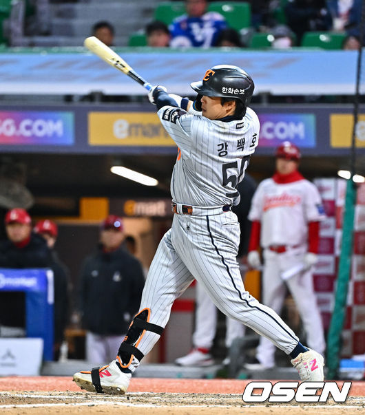 [OSEN=인천, 박준형 기자] 7일 오후 인천 SSG랜더스필드에서 ‘2026 신한 SOL Bank KBO리그'SSG 랜더스와 한화 이글스의 경기가 진행됐다.이날 SSG는 타케다를, 한화는 류현진을 선발투수로 내세웠다.9회초 1사 1,2루 한화 강백호가 1타점 적�低� 날리고 있다.       2026.04.07 / soul1014@osen.co.kr