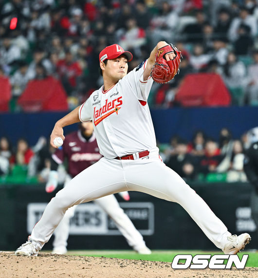 [OSEN=인천, 박준형 기자] 2일 오후 인천 SSG랜더스필드에서 2026 신한 SOL KBO리그SSG 랜더스와 키움 히어로즈의 경기가 진행됐다.이날 SSG는 최민준을, 키움은 정현우를 선발투수로 내세웠다. 6회초 SSG 전영준 투수가 역투하고 있다 .  2026.04.02 / soul1014@osen.co.kr