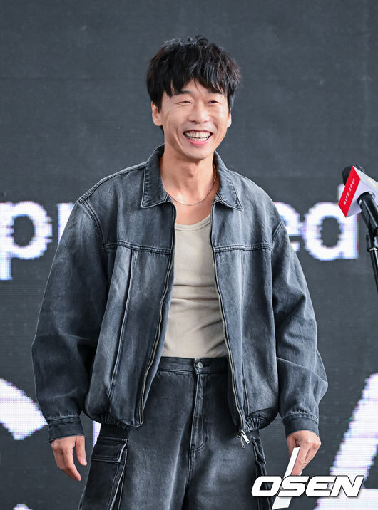 [OSEN=부산, 지형준 기자] 3일 오전 부산 해운대구 영화의전당 BIFF 야외무대에서 제29회 부산국제영화제(BIFF) 영화 ‘메소드연기’ 야외무대인사가 열렸다.이번 부산국제영화제(이하 부국제)에서는 지난 2일 개막작 ‘전.란’을 시작으로 상영작 54편을 포함해 총 63개국의 영화작품 278편을 영화의전당, CGV센텀시티, 롯데시네마 센텀시티, 영화진흥위원회 표준시사실, 메가박스 부산극장 등 총 5개 극장 26개 상영관에서 만나 볼 수 있다.배우 윤병희가 무대에 올라 인사를 하고 있다. 2024.10.03 / jpnews@osen.co.kr