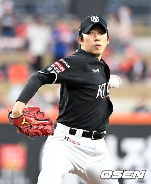 [OSEN=대전, 이대선 기자] 2일 대전 한화생명볼파크에서 2026 신한 SOL KBO리그 한화 이글스와 KT 위즈의 경기가 열렸다.이날 한화는 문동주, KT는 오원석을 선발로 내세웠다.1회말 무사에서 KT 선발투수 오원석이 역투하고 있다. 2026.04.02 /sunday@osen.co.kr