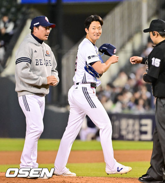 [OSEN=잠실, 박준형 기자] 8일 서울 잠실구장에서 '2026 신한 SOL Bank KBO리그' 두산 베어스와 키움 히어로즈의 경기가 열렸다. 6회초 두산 선발투수 최민석이 교체되고 있다. 2026.04.08 / soul1014@osen.co.kr