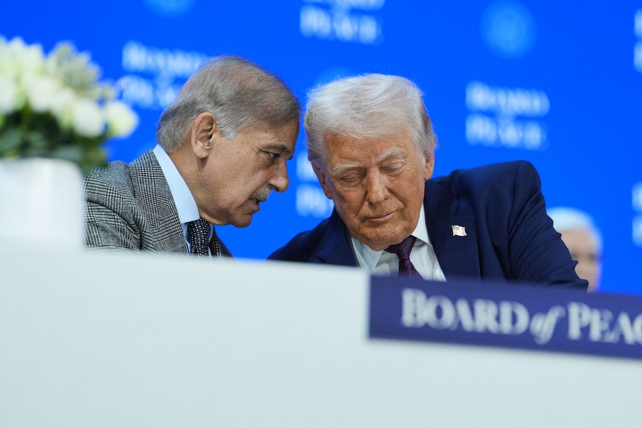 지난 1월 다보스 포럼에서 대화 중인 트럼프 미국 대통령과 셰바즈 샤리프 파키스탄 총리. [AP=연합뉴스]