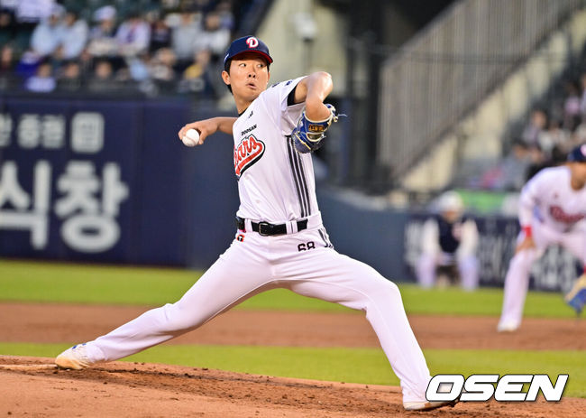 [OSEN=잠실, 박준형 기자] 8일 서울 잠실구장에서 '2026 신한 SOL Bank KBO리그' 두산 베어스와 키움 히어로즈의 경기가 열렸다.이날 두산은 최민석을, 키움은 정세영을 선발투수로 내세웠다.2회초 두산 선발투수 최민석이 역투하고 있다.   2026.04.08 / soul1014@osen.co.kr