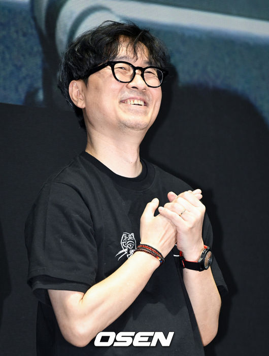 [OSEN=조은정 기자]영화 ‘왕과 사는 남자(감독 장항준)’ 천만 관객 감사 무대인사가 17일 서울 메가박스 코엑스에서 열렸다.'왕과 사는 남자'의 누적 관객 수는 1360만 1732명이다. 국내 역대 박스오피스 공식 통계 기준 흥행 영화 톱10 중 7위인 '아바타'(1362만명)의 기록을 17일 중 넘어설 것으로 예상된다.장항준 감독이 관객과의 시간을 갖고 있다. 2026.03.17 /cej@osen.co.kr