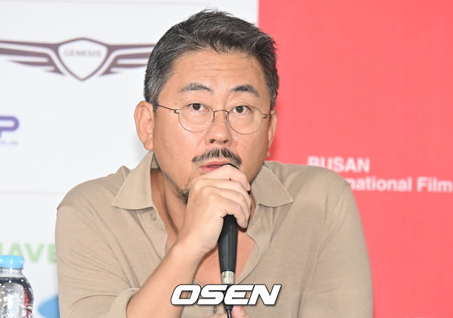 [OSEN=부산, 이석우 기자] 18일 부산 해운대구 영화의전당 비프힐에서 제30회 부산국제영화제 경쟁 심사위원 기자회견이 열렸다.심사위원장 나홍진 감독, 심사위원 배우 한효주, 양가휘, 난디타 다스, 마르지예 메쉬키니 감독, 코고나다 감독, 프로듀서 율리아 에비나 바하라가 자리했다.나홍진 감독이 기자들의 질문에 답하고 있다. 2025.09.18 / foto0307@osen.co.kr