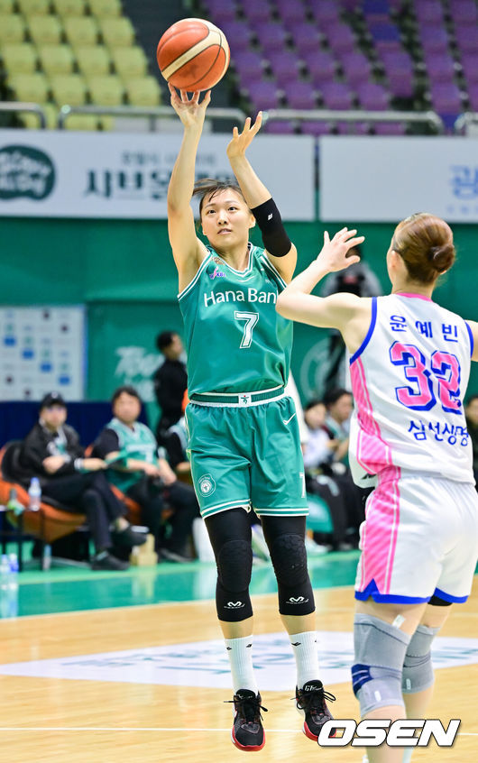[OSEN=부천, 박준형 기자] 9일 부천체육관에서 'BNK 금융 2025~2026 여자프로농구'부천 하나은행과용인 삼성생명의 플레이오프 1차전 경기가 열렸다.두 팀의 이번 시즌 정규리그 상대 전적은 4승 2패로 하나은행이 앞선다. 정규리그 순위는 하나은행이 2위, 삼성생명이 3위였다.3쿼터 하나은행 정예림이 슛을 시도하고 있다.  2026.04.09 / soul1014@osen.co.kr