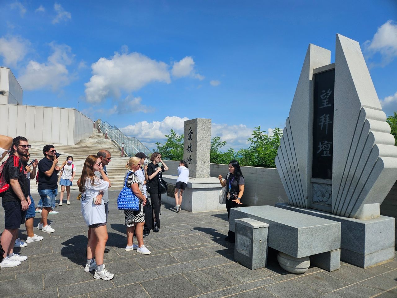 다양한 국적의 외국인들이 애기봉평화생태공원을 방문하고 있다.